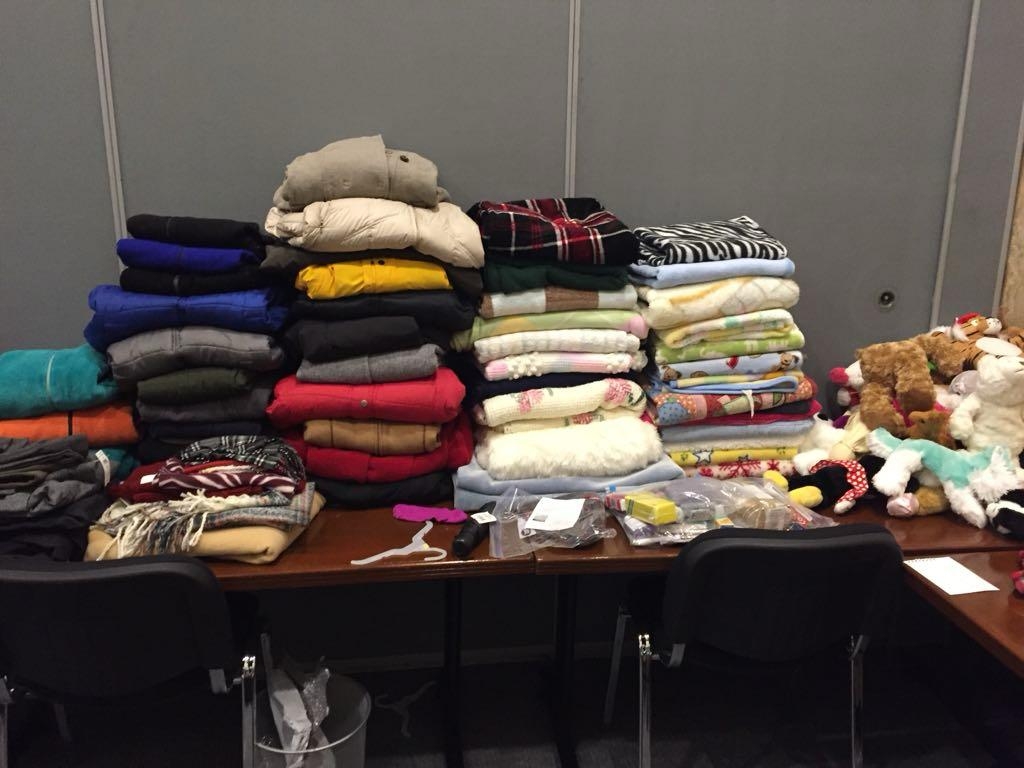 Ropa y materiales acopiados para la donacion Ropa y materiales acopiados para la donacion